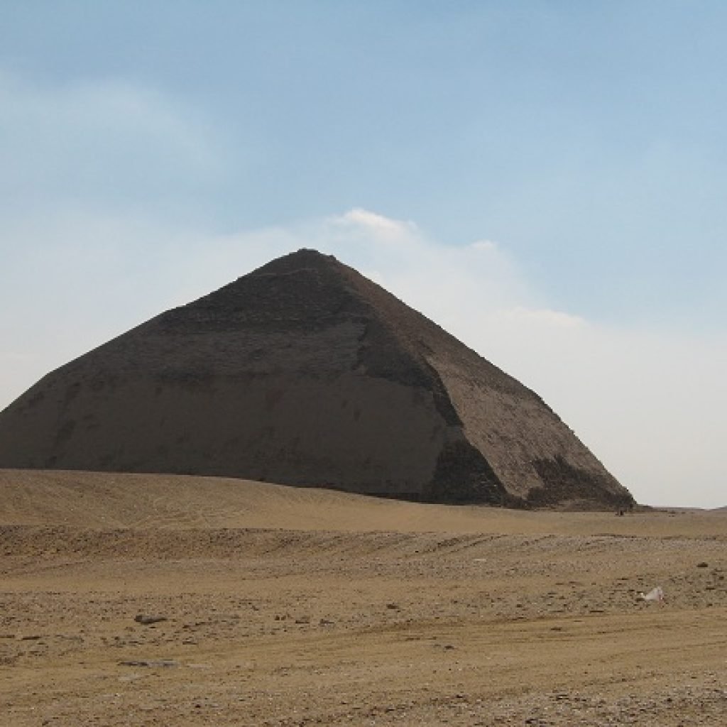 Пирамида снофру имеет 220 104 55. Красная пирамида Снофру в Дашуре. Ломаная пирамида Снофру. Розовая пирамида Снофру. Ломаная пирамида доклад.
