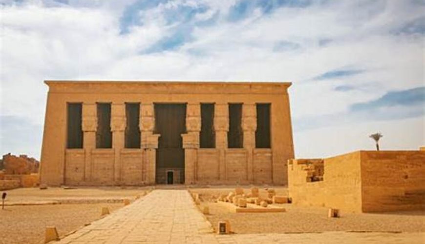 Shows the gate of Dendera temple that you will see during our Dendera Temple tour by boat