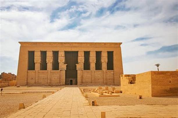 Shows the gate of Dendera temple that you will see during our Dendera Temple tour by boat